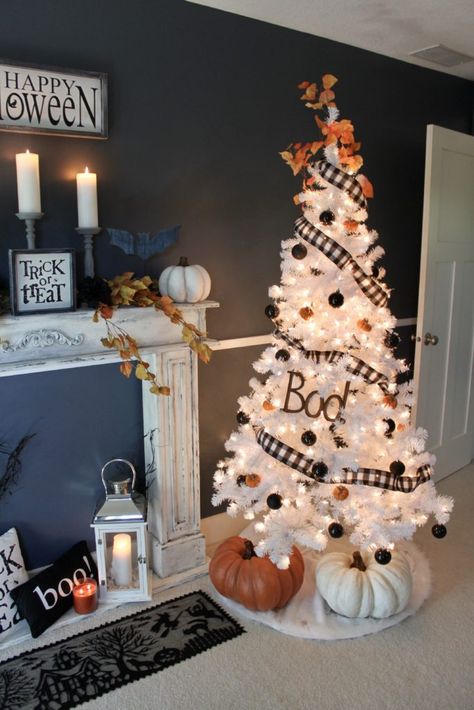 Halloween Boutique, Halloween Christmas Tree, Amazing Christmas Trees, Christmas Tree Decorating Ideas, Tree Decorating Ideas, Casa Halloween, Christmas Tree Decorating, Black Christmas Trees, Halloween Tattoo