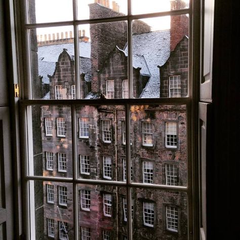 Dark Academia Apartment, Classical Apartment, Romantic Apartment, Scotland Aesthetic, Apartment Exterior, True Homes, Flat Interior, London Flat, Apartment Aesthetic