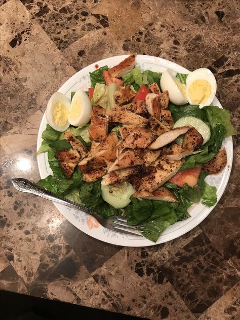 Grilled Chicken Salad Aesthetic, Fried Chicken Salads, Chicken Salads, Salad Cream, Grilled Chicken Salad, Food Pics, Yummy Comfort Food, Chicken Salad Recipes, Dinner Salads