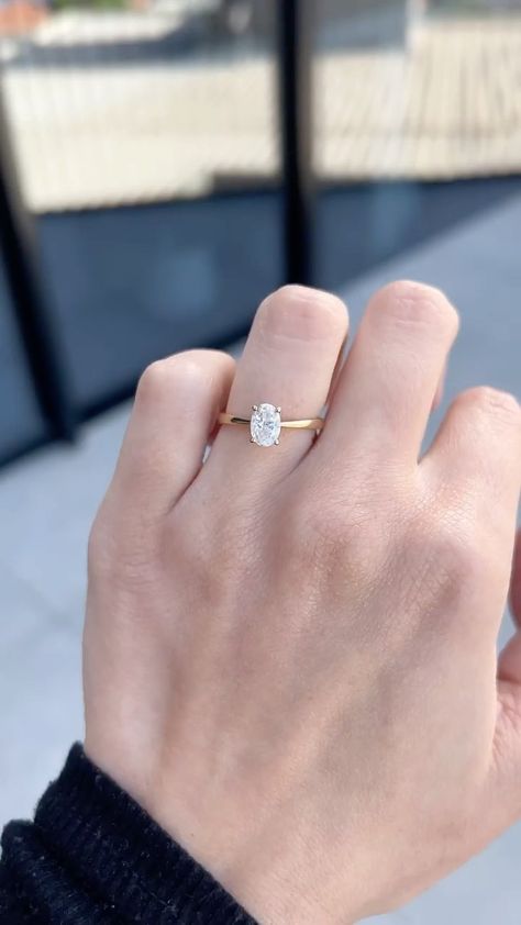 Small Minimalist Engagement Ring, Small Oval Engagement Ring, Simple Classy Engagement Rings, Oval Rings Engagement, Simple Gold Engagement Rings, Minimalistic Engagement Ring, Simple Jewerly, Cute Promise Rings, Oval Cut Engagement Ring