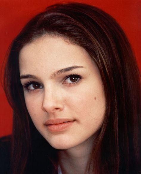 Doe Eye Celebrities, Upturned Eyebrows, No Eyebrows Aesthetic, Natalie Portman Eyebrows, Sherilyn Fenn, Gal Gardot, Alt Girls, Celebrity Style Icons, Girl Inspiration