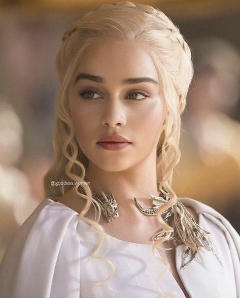 Emilie Clarke, Emilia Clarke Daenerys Targaryen, Mattheo Riddle, Celebrity Makeup Looks, Lena Headey, Targaryen Aesthetic, Gra O Tron, Celebrity Wallpapers, Mother Of Dragons