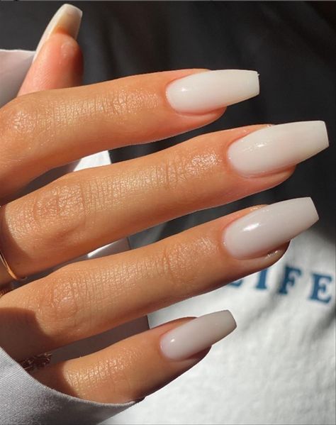 short nail design, nude nail design, simple nail design, short nude nails, spring nail design, summer nail design, simple nail art, #nudenails #shortnails #simplenails White Almond Nails, Milky Nails, Almond Shape Nails, Nagel Inspo, Cat Kuku, Nature Tattoos, Stick On Nails, Classy Nails, Minimalist Nails