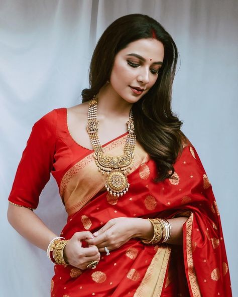 Subhashree Ganguly, Bengali Saree, Indian Bridal Sarees, Bengali Bride, Bollywood Hairstyles, Set Saree, Wedding Saree Indian, Indian Bridal Fashion, Red Saree