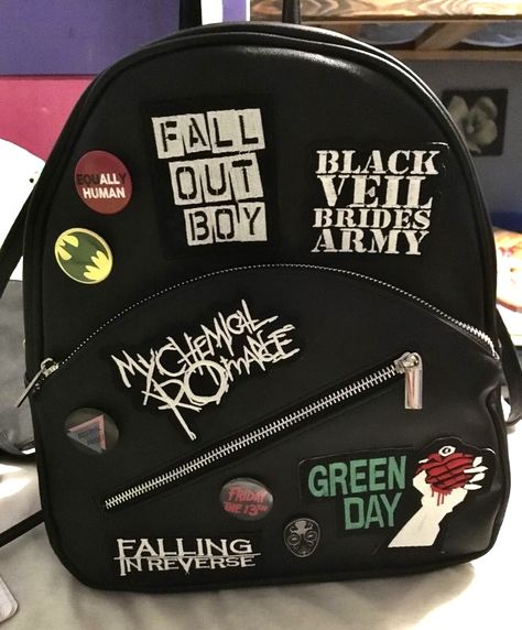 Emo Backpack, Grunge Backpack, Mochila Grunge, Backpack Aesthetic, Aesthetic Emo, Aesthetic Backpack, Punk Pins, Unique Backpacks, Accessoires Iphone