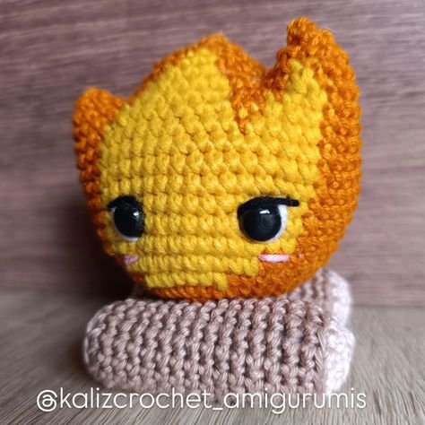 "Feliz cumpleaños a mí 🎉🎉🎉🎉" Y también a Calcifer, el demonio de fuego que calienta el corazón del Castillo Ambulante. Este Calcifer tejido a crochet es ideal para obsequio y así dará fuego eterno a su dueño nuevo. "Calcifer, el corazón del castillo, ahora en tu hogar. Disponible para compra" @theloopedcrafts #Calcifer #ElCastilloAmbulanteDeHowl #Crochet #DemonioDeFuego #FuegoEterno #Cumpleaños #Venta #Handmade #HowlsMovingCastle #HayaoMiyazaki #StudioGhibli Origami 3d, Hayao Miyazaki, Studio Ghibli, Origami, Amigurumi, Crochet