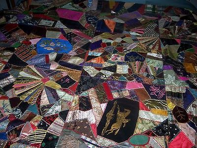 Crazy Patchwork Quilt, Crazy Quilt Stitches, Quilting Templates, Crazy Patchwork, Linen Quilt, Crazy Quilt, Antique Fabrics, Quilt Stitching, Linen Textile