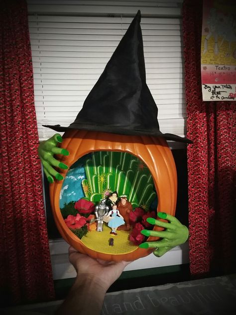 The Wizard of Oz pumpkin. Wizard Of Oz Pumpkin Decorating Ideas, Wicked Pumpkin Carving, Wizard Of Oz Pumpkin Decorating, Wizard Of Oz Pumpkins, Wizard Of Oz Pumpkin Ideas, Wizard Of Oz Pumpkin, Book Character Pumpkins, Story Book Pumpkin, Character Pumpkins