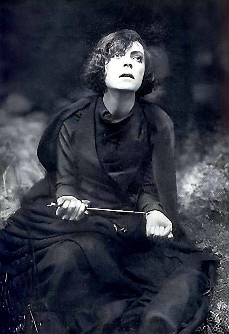 Asta Nielsen, Hamlet Characters, Shakespeare Hamlet, Film Stills, Life Drawing, My Chemical Romance, Art Of Living, Dark Fantasy, Jon Snow