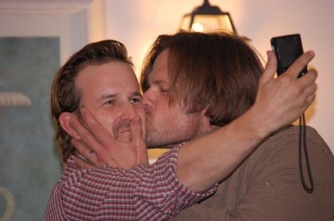 Richard Speight Jr. and Jared Padalecki. <---- i'm not sure which is better, that jared is kissing him or that he's taking a picture of it! <-"Why'd you take a picture?" Richard Speight Jr, Sam And Gabriel, Supernatural Ships, Richard Speight, Winchester Boys, Supernatural Sam, Jared And Jensen, Odaiba, Supernatural Fans