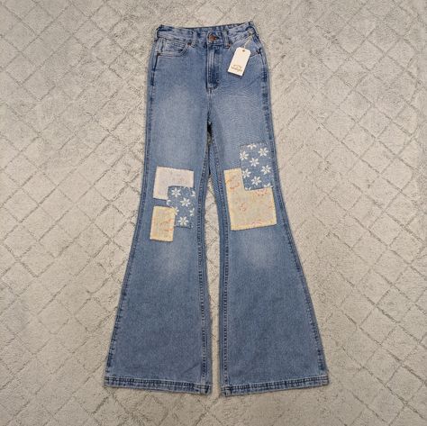 Billabong X Wrangler Jeans Women's 24 Blue Surf Patchwork Flare Hi-Rise Retro New New With Tags! Perfect Condition. Retro Style Boho Chic Jeans. Floral Patchwork. Billabong Collaboration With Wrangler. 100% Cotton Approximate Measurements: Waist 24” Rise 12” Inseam 32.5” 1 Lb 11 Oz Fr 7649 Making Jeans Into Bell Bottoms, Vintage Patchwork Jeans, Patchwork On Clothes, Quilted Jeans, Denim Palazzo Pants, Narnia Closet, Customized Pants, Jean Patches, Patches Jeans