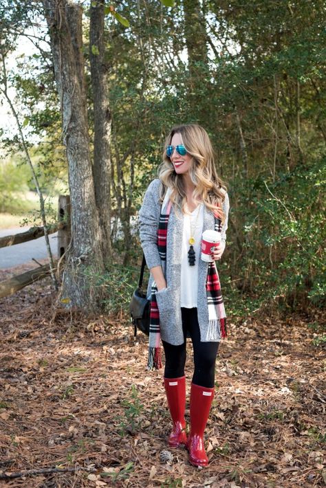 Rainboots Outfit, Rain Boot Outfit, Red Hunter Boots, Hunter Boots Outfit, Red Rain Boots, Red Hunter, Spring Leggings, Red Rain, Casual Leggings