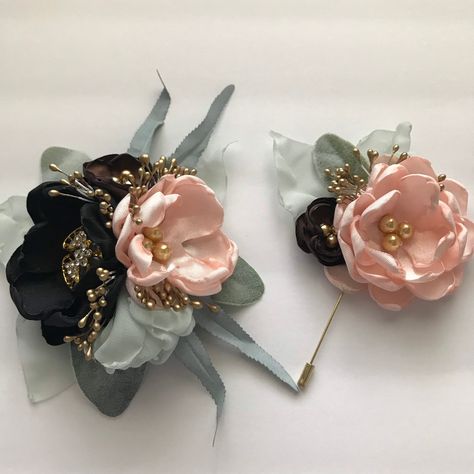 Corsage: Handmade fabric flowers in blush, black, mint green and chocolate brown. Adorned with gold centers. Leaves and gold stamen. On gold glitter elastic band. Boutonnière: flowers in blush and chocolate brown. Gold pearl accents. Gold stamen. On gold stick pin. Message me with any questions! Thanks so much for shopping at The Vintage Cabbage Rose! Gold Corsage, Black Corsage, Handmade Fabric Flowers, Butterfly Wedding Decorations, Gold Bouquet, Brooch Corsage, Coffee Party, Corsage And Boutonniere, Rose Noir