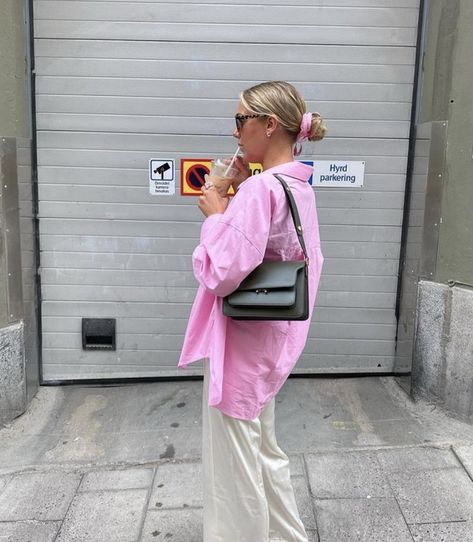 Pink Shirt Outfit, Outfit Rosa, Pinterest Lifestyle, Winter Outfits College, Oversized Shirt Outfit, Oversize Outfit, Diy Aesthetic, Look Expensive, Aesthetic Tiktok