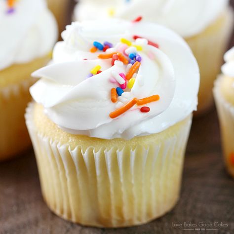 Everyone needs to have an easy and delicious Bakery-Style Vanilla Cupcakes recipe on hand! These yummy treats are perfect for birthdays, holidays, or any day! AD #HowdTheyDunkThat #IC Vanilla Cupcakes Recipe, Vanilla Cupcake Recipe, Homemade Cupcakes, Cupcakes Recipe, Köstliche Desserts, Yummy Cupcakes, Vanilla Cupcakes, Savoury Cake, Cupcake Recipes