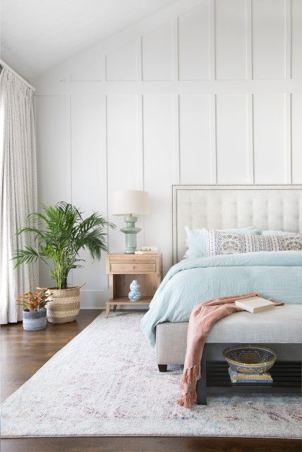 7 Ideas for Headboard Walls From Spring 2020 Bedrooms Headboard Walls, Vaulted Ceiling Bedroom, Vaulted Ceiling Ideas, Wall Behind Bed, Beach Style Bedroom, Bedroom Trends, Headboard Wall, Bedroom Photos, Accent Wall Bedroom