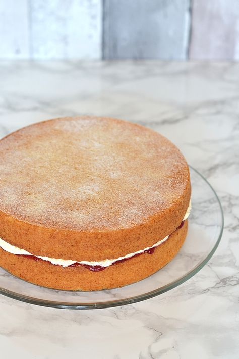 Victoria Sponge Recipe, Raspberry Jam Recipe, Sponge Cake Filling, Sponge Recipe, British Recipes, Victoria Sponge Cake, Pear Cake, Rhubarb Cake, Sponge Cake Recipes