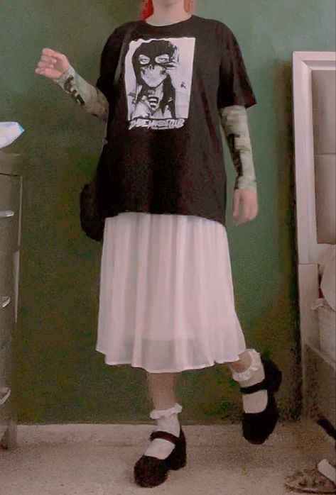 Oversized Tshirt With Skirt, Jumper Skirt Outfit, Band Tshirt Outfit, Big Tshirt Outfit, Baggy Tshirt Outfit, Baggy Tshirt, Long Tutu, Outfits Baggy, Baggy Streetwear