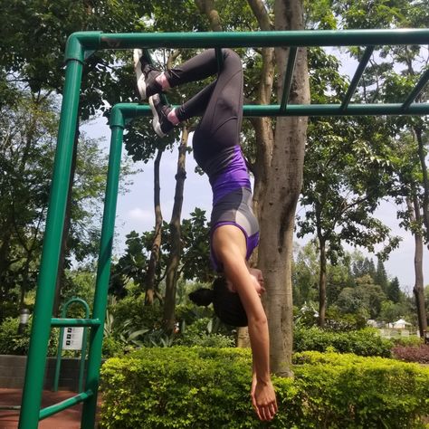 Workout everywhere - monkey bar - hang upside down Inversion Method, Monkey Bar, Hanging Upside Down, Monkey Bars, Pull Up Bar, Couple Photoshoot, Photo Reference, Pull Ups, Couples Photoshoot