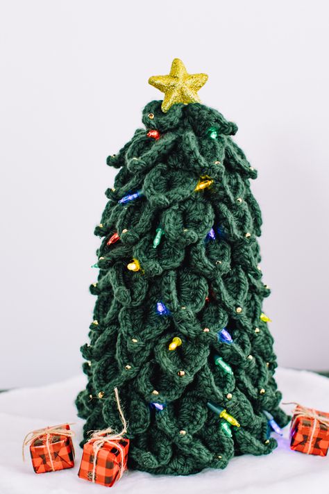 Nostalgic Crochet Light-Up Christmas Tree Crocodile Scales, Advanced Crochet Stitches, Crochet Crocodile, Yarn Crafts Crochet, Crochet Tree, Advanced Crochet, Festive Centerpieces, Crochet Stitches Guide, Easy Crochet Stitches