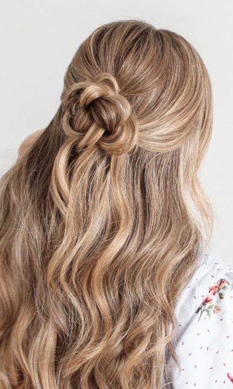 Bridesmaid Hair Straight, Junior Bridesmaid Hair, Updos Easy, Media Cola, Bridesmaid Hair Inspo, Half Bun Hairstyles, Cute Prom Hairstyles, Wedding Hair Half, Half Up Half Down Hair Prom