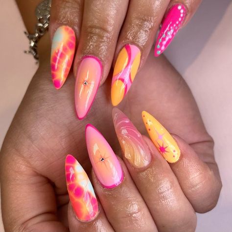 𝐀𝐌𝐘 | 𝐘𝐄𝐆 🇨🇦 on Instagram: "💖 Summer loving 💖 inspo: @boldandbrushednails  . . . #gelnails#instalove#nailsofinstagram#nailstagram#nailart#nailsart#gelx#almondnails#almond#summer#summernails#pink#pinknails#orangenails#auranails#abstractnails" Cruise Nails Almond Shape, Summer Pink And Orange Nails, Cruise Nails, Nail Glam, Flowers Tropical, January Nails, Nail Techniques, Summer Loving, Yellow Nails