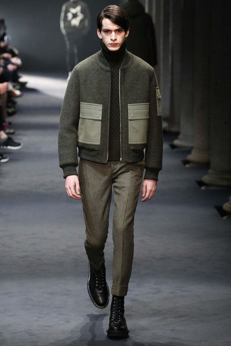 Neil Barrett Fall 2015 Menswear collection, runway looks, beauty, models, and reviews. Der Gentleman, Neil Barrett, Menswear Fashion Show, Mens Fashion Fall, Men Street, Menswear Fashion, Men Fashion Casual Outfits, Mens Winter Fashion, Mens Fall