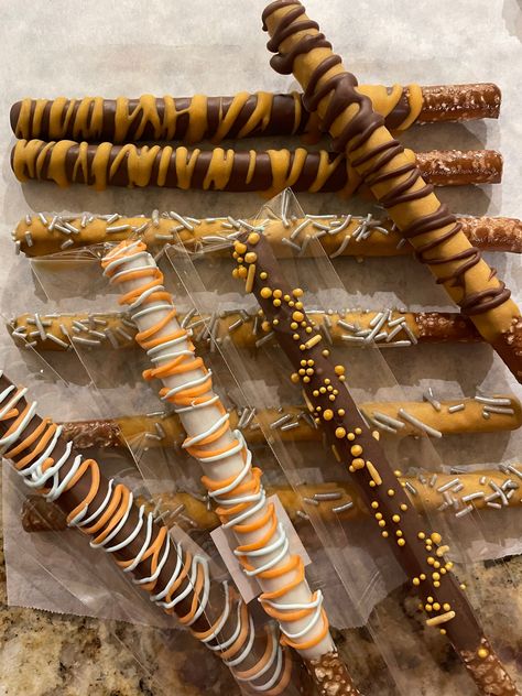 This listing is for 1 dozen Harvest neutral colors Premium Chocolate-Dipped Pretzels. You will receive 12 hand-decorated pretzel rods in neutral colors, made to order to ensure the freshest product when delivered.  Perfect for hostess gifts, favors, party treats, friends, and as a token of gratitude at the dinner party you're sure to attend. NOTE: colors may vary a bit from the computer to the completed product and sprinkles may vary as well due to availability.  I always try to match them as we Pretzel Fall Treats, November Treats, Fall Themed Pretzel Rods, Thanksgiving Chocolate Covered Pretzels, Fall Pretzel Rods, Black And Gold Chocolate Pretzels, Fall Theme Chocolate Covered Pretzels, September Baby Showers, Fall Cake Pops