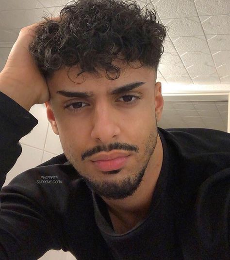 Postbad Garcon Rebeu Hot Arab Men With Curly Hair, Gotee Beard, Crew Cut Haircut, Goatee Styles, Male Faces, Hispanic Men, Men Haircut Curly Hair, Men's Facial Hair, Light Skin Men