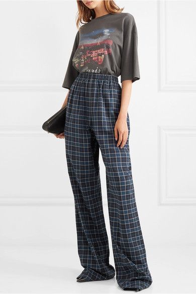 Balenciaga FW 2018/19 | Checked cotton-flannel pants | NET-A-PORTER.COM Flannel Pants Outfit, Flannel Shirt Outfit, Pants Outfit Ideas, Demna Gvasalia, Balenciaga T Shirt, Trendy Trouser, Estilo Indie, Flannel Pants, Checked Trousers