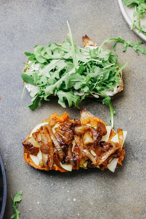 Caramelized Onion Sandwich, Sweet Potato Sides, Potato Sandwich, Sandwich Sauces, Caramelized Onion, Caramelized Onions, Arugula, Green Apple, Food Items