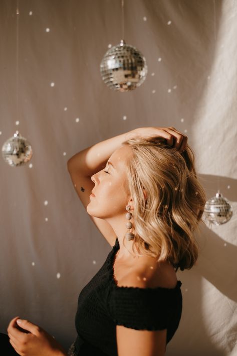 Pink Disco Ball Photoshoot, Disco Ball Portrait, Discoball Photoshoot Ideas, Fiesta Photoshoot, Singer Photoshoot Ideas, Indoor Photoshoot Ideas Creative, Disco Ball Photoshoot, Alexis Core, Glitter Photoshoot