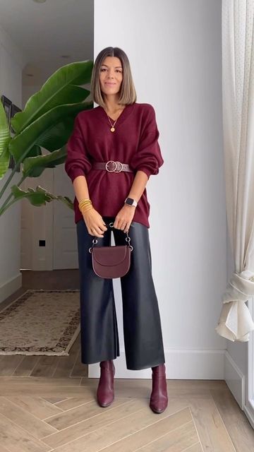 Leather Pants Styling, Styling Leather Pants, Leather Pants Style, Burgundy Outfit, Look Office, Leather Pants Outfit, Modieuze Outfits, Pantalon Large, Vogue Fashion