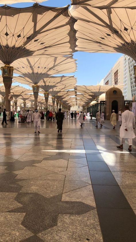 Mekah Madinah, Life In Saudi Arabia, Mecca Madinah, Makkah Madina, Mosque Design, Alien Aesthetic, Remember Quotes, Cute Couple Drawings, Muslimah Aesthetic