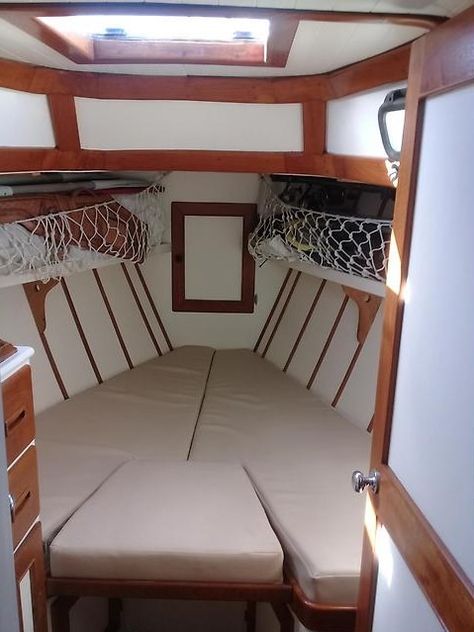 Small Sailboat Interior, Sailing Interior, Wood Boat Interior, Boot Inspiration, Catalina 22, Cabin Cruiser Boat, Boat Interior Design, Sailboat Decor, Sailboat Interior