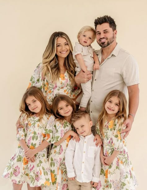 Toddler Morning Routine, Madison Fisher, Family Portrait Outfits, Taytum And Oakley, Fisher Family, Good In The World, Moms Goals, Mom Photos, On The Plane