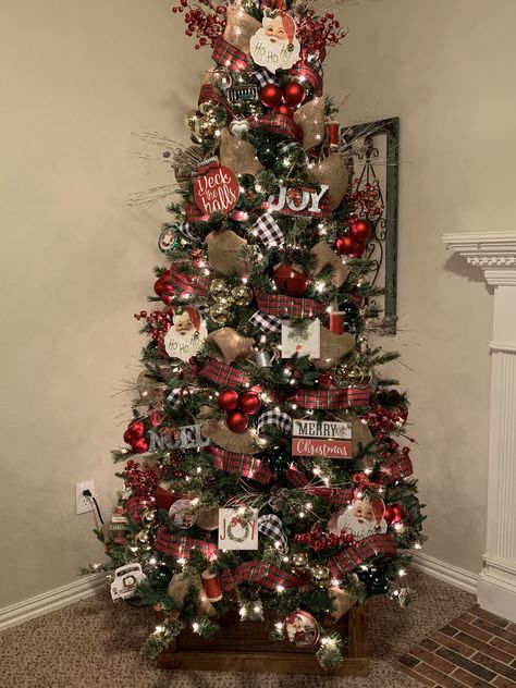 Farm Themed Christmas Tree, Farm Style Christmas Tree, Rustic Christmas Tree Themes, Christmas Tree Ideas Traditional, Christmas Tree Ideas Diy, Moose Christmas Tree, Christmas Crafts Kids Ornaments, Rustic Christmas Trees, Wall Design Home