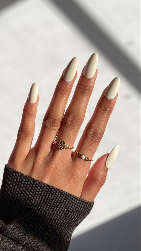 White cream long almond shaped nails with gold rings and a brown sweater Cream Almond Nails, Almond Nails Neutral, High School Outfits Comfy, Trendy Nails Nude, Elegant Nails Classy, Nail Art Long Nails, Cozy Nails, Neutral Nail Colors, Nail Inspo 2022