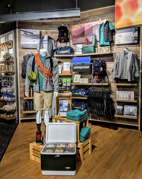 Camping Store Display, Patagonia Store, Hiking Store, Camping Store, Clothing Store Displays, Store Counter, Visual Merchandising Displays, Showroom Display, Concept Shop