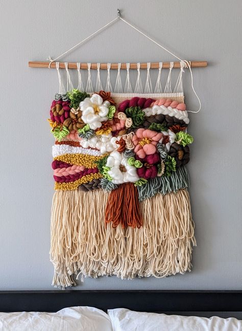 Floral Weaving Pattern, Woven Flowers Weaving, Weaving Flowers, Woven Flowers, Floral Macrame, Fiber Wall Art, Weaving Loom Diy, Weaving Loom Projects, Textile Wall Art