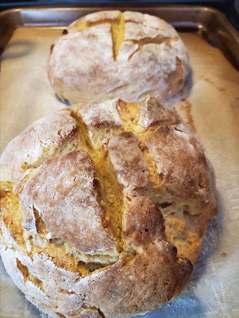 Portuguese Bread, Cornbread Cake, Portuguese Cuisine, Sweet Cornbread, Cornbread Recipe, Loaf Of Bread, Corn Bread Recipe, Yeast Bread, Portuguese Recipes