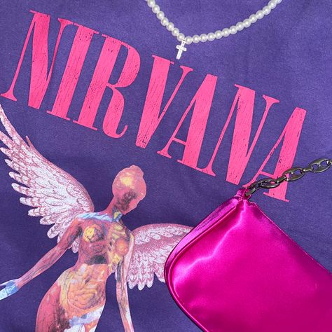 Sudadera de Nirvana con letras rosas, junto a un bolso de hombro rosa y un collar de perlas con cruz brillante Nirvana Outfit, Nirvana In Utero, In Utero, Nirvana, Purple, Sweatshirts