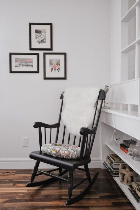 Black Rocking Chair Living Room, Black Rocking Chair Nursery, Rocking Chair In Living Room, Black Rocking Chair, Bonito Designs, Classic Rocking Chair, Painted Rocking Chairs, Chair Corner, Vintage Rocking Chair