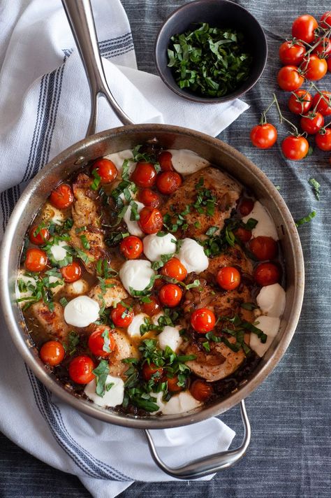 Caprese Chicken Skillet, Caprese Sandwiches, Chicken Caprese Recipe, Caprese Recipe, Easy Skillet Chicken, Chicken Head, Chicken Caprese, Caprese Recipes, Seared Chicken Breast