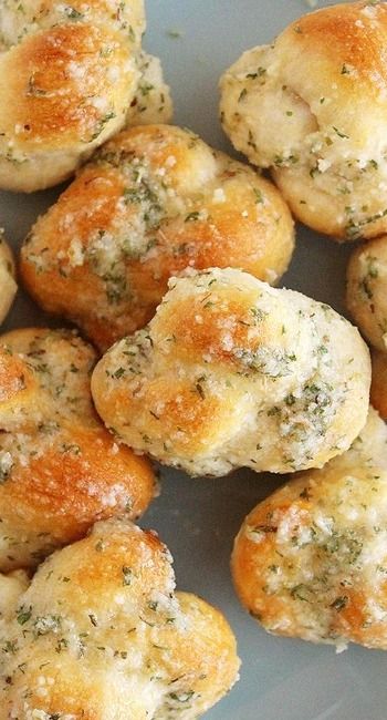 Quick & Easy Garlic Parmesan Knots Parmesan Knots, Garlic Parmesan Knots, Garlic Knots, Best Bread Recipe, Monkey Bread, Deilig Mat, Garlic Parmesan, Bread Recipes Homemade, Dinner Rolls