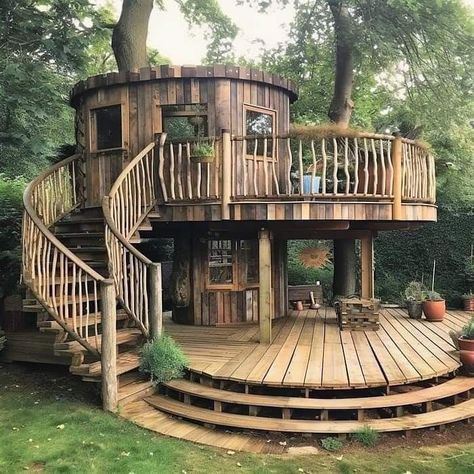 Adult Tree House, Dark Cottagecore House, Modern Mexican Home, Small Barn House, Luxury Tree Houses, Beautiful Tree Houses, Tree House Plans, Cool Tree Houses, Tree House Designs