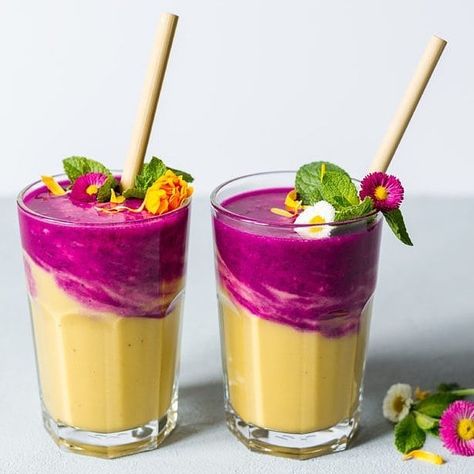 This looks sooo refreshing! 😍 Mango, Banana, Dragon Fruit goodness! Recipe below! - INGREDIENT Apricot Smoothie, Banana Apple Smoothie, Dragon Fruit Smoothie, Fruit Du Dragon, Snack Prep, Raspberry Smoothie, Healthy Breakfast Smoothies, Pineapple Smoothie, Mango Smoothie