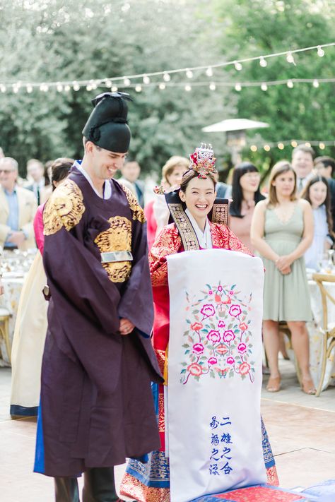 https://www.michelleisabel.com/journal/korean-american-wedding Korean Wedding Traditions, Korean Traditional Wedding, Traditional Korean Wedding, Wedding Hanbok, Lilac Wedding Bouquet, Frankenstein Costume, Western Style Wedding, Wedding Concept, Korean Traditional Dress