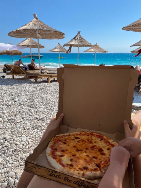 Lunch At The Beach, Lunch Aesthetic, Lunch On The Beach, Maui Wowie, Girl Emoji, Beach Lunch, By The Beach, Surfer Girl, Beautiful Food