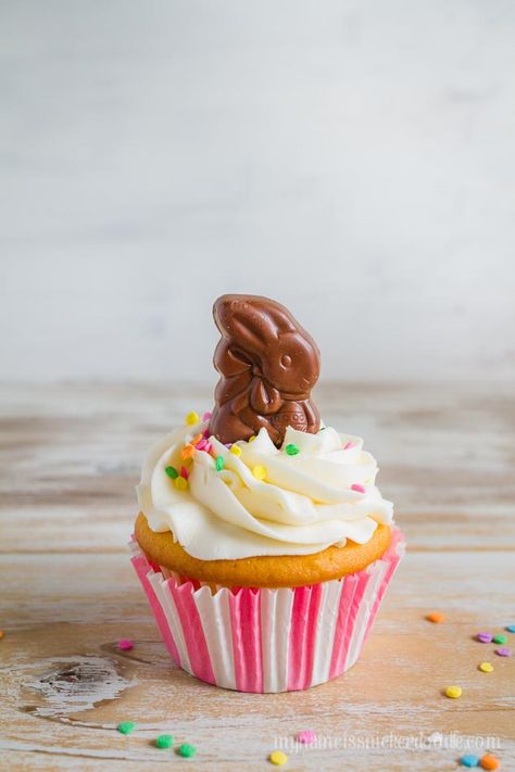 These cute Easter Cupcakes are easy to make. Vanilla Cake with a homemade vanilla buttercream and topped with pastel sprinkles and a miniature chocolate bunny. #cupcake #cupcakes #recipe #bunny #cute #chocolate #easy #fromscratch #decoration #ideas Cupcakes Recipes Vanilla, Easter Cupcake Recipes, Easy Vanilla Frosting, Easter Cupcake, Cupcakes Recipes, Vanilla Cupcake Recipe, Chocolate Easter Bunny, Torte Cupcake, Easter Baking